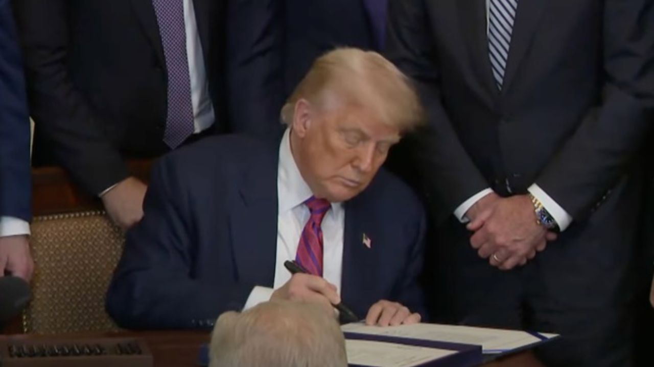 Tổng thống Hoa Kỳ Donald Trump ký ban hành Đạo luật GENIUS vào ngày 18 tháng 7