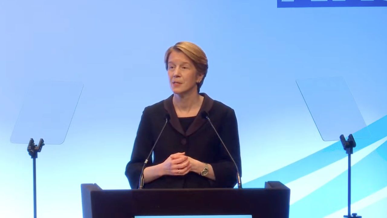 Amanda Pritchard trên sân khấu tại NHS ConfedExpo 